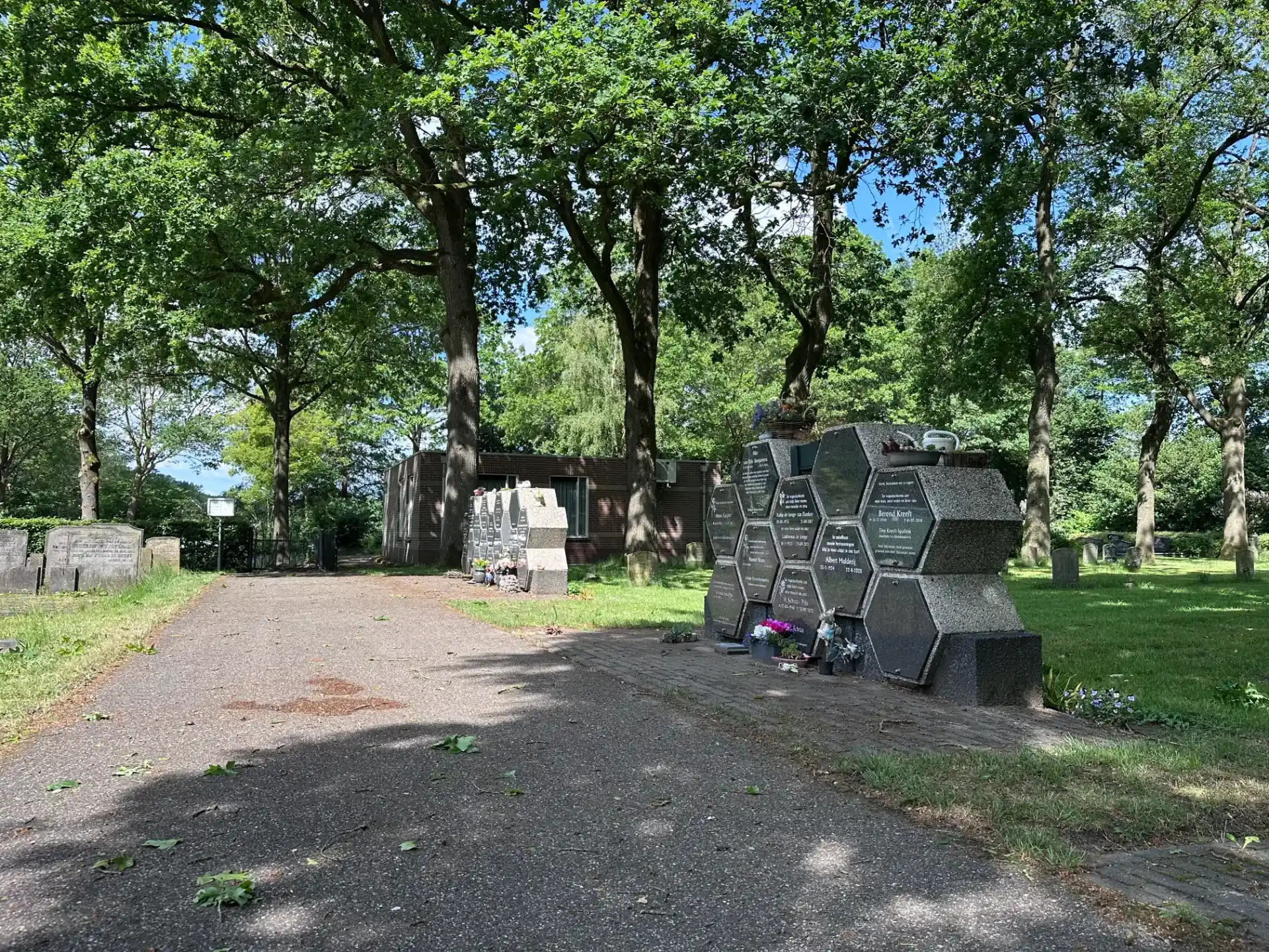 Pad op Begraafplaats Elim
